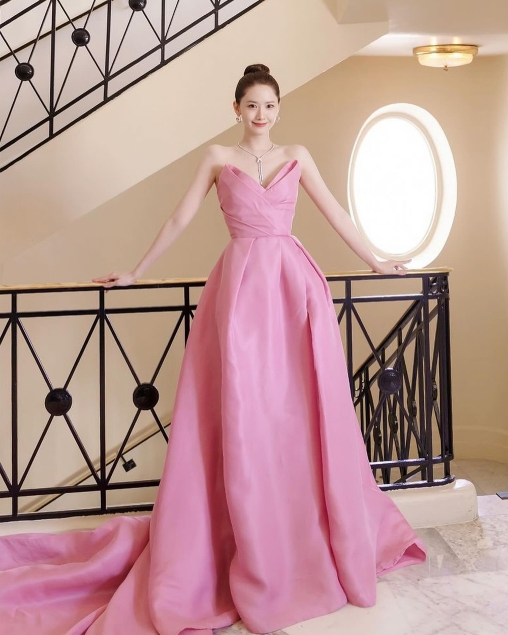 潤娥身著Monique Lhuillier 2024春夏的粉紅色禮服