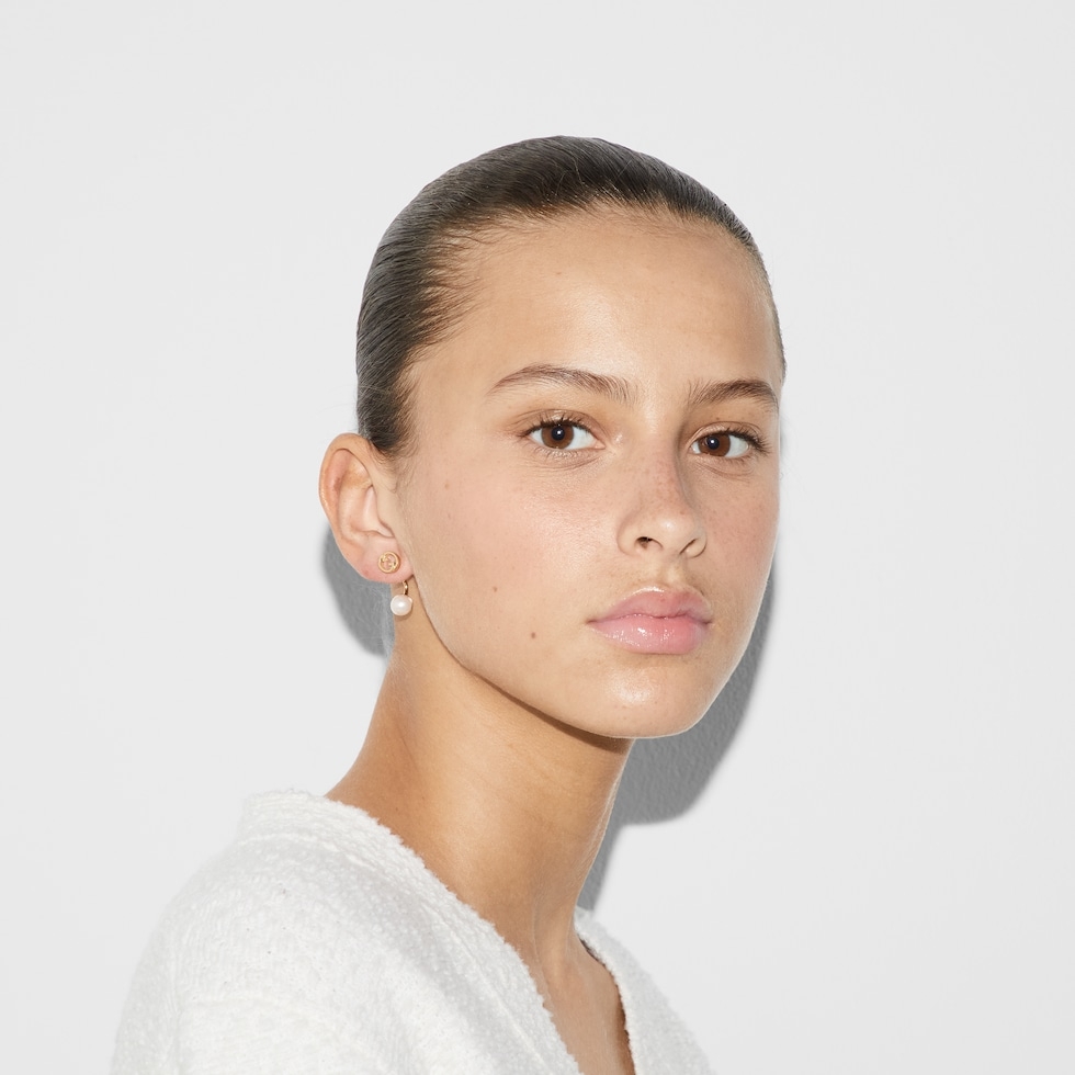 模特兒演繹GUCCI BLONDIE RESIN PEARL EARRINGS。