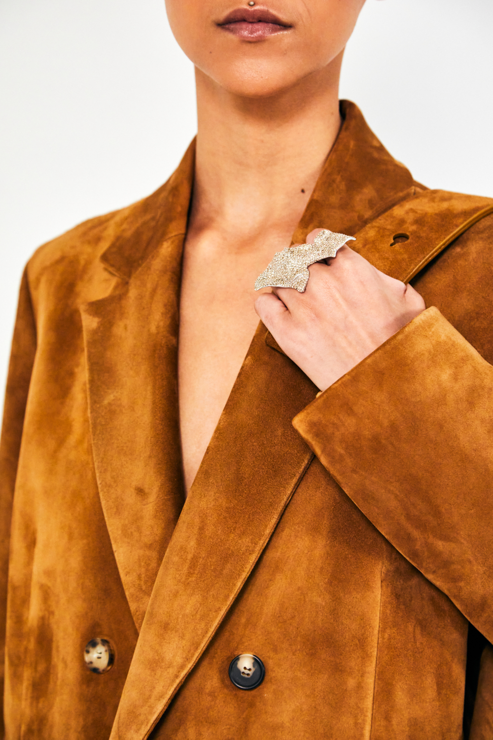 本次登場的LOEWE × LYNDA BENGLIS首飾系列。