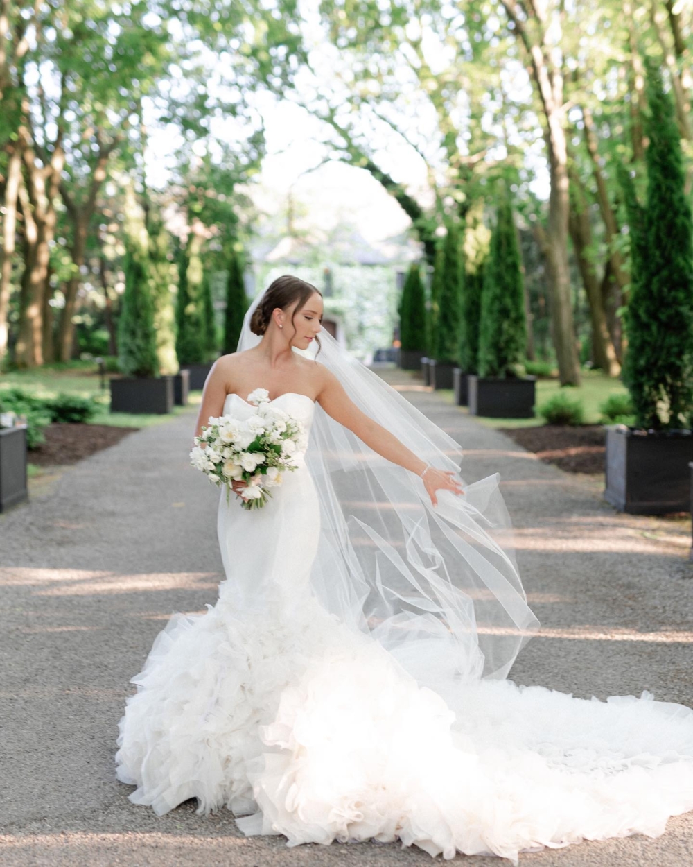 新娘選擇了浪漫的心型領口美人魚輪廓無肩帶婚紗