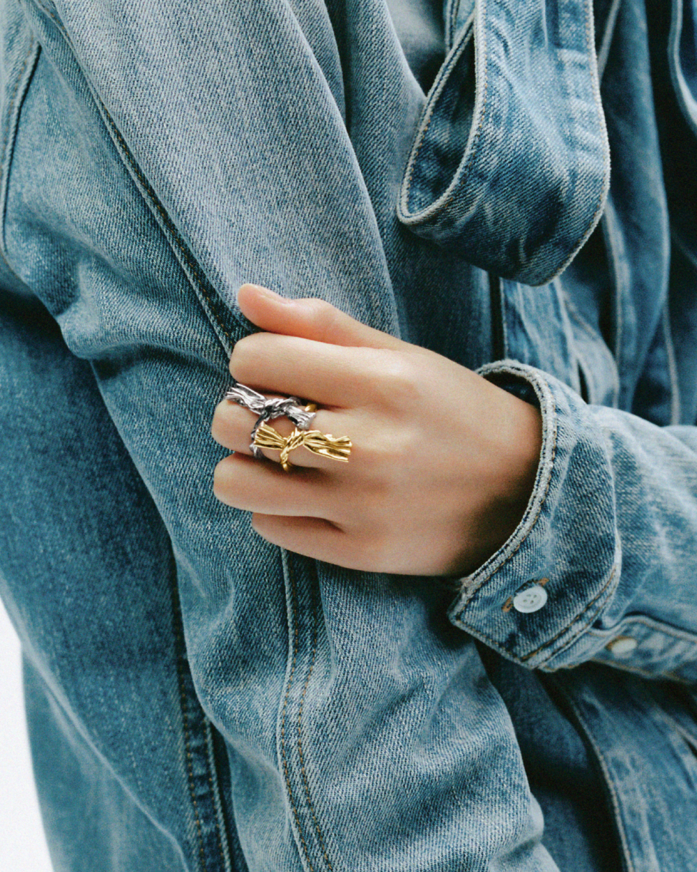 本次登場的LOEWE × LYNDA BENGLIS首飾系列。