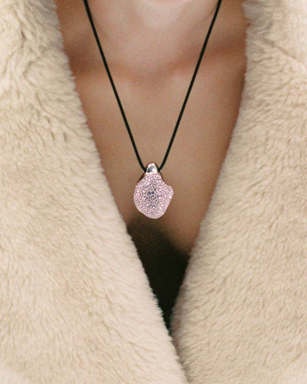 本次登場的LOEWE × LYNDA BENGLIS首飾系列。