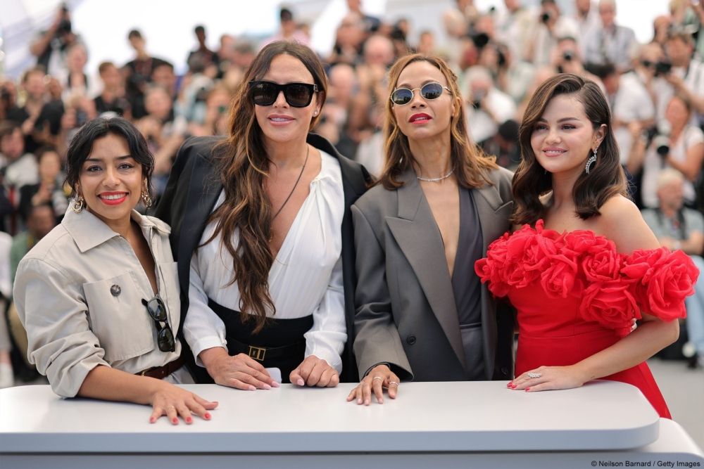 主演們Zoe Saldana、Selena Gomez、Karla Sofía Gascón、Adriana Paz,4位一同獲封康城影后