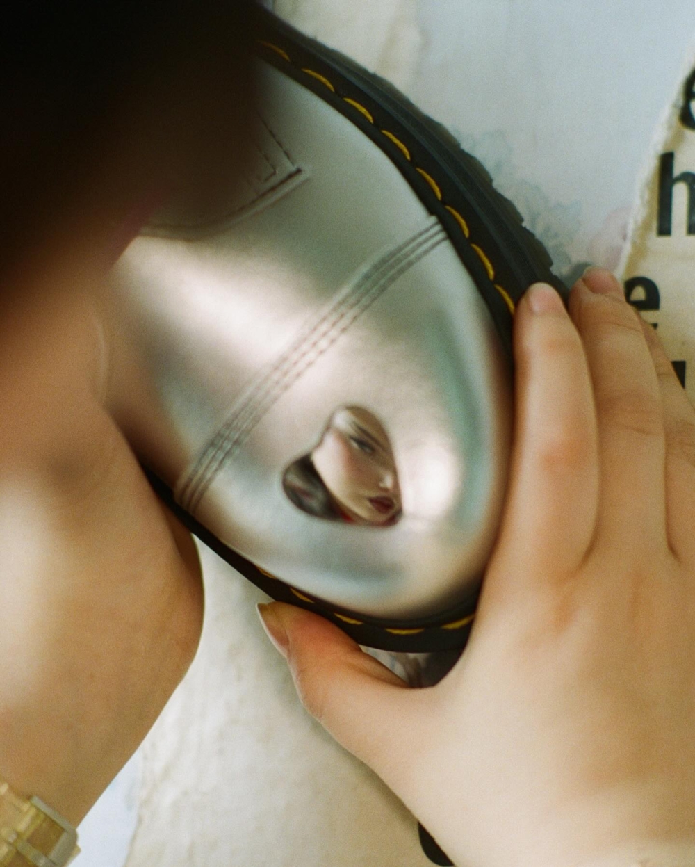 鞋頭處帶有鏡面鋼鐵心型設計