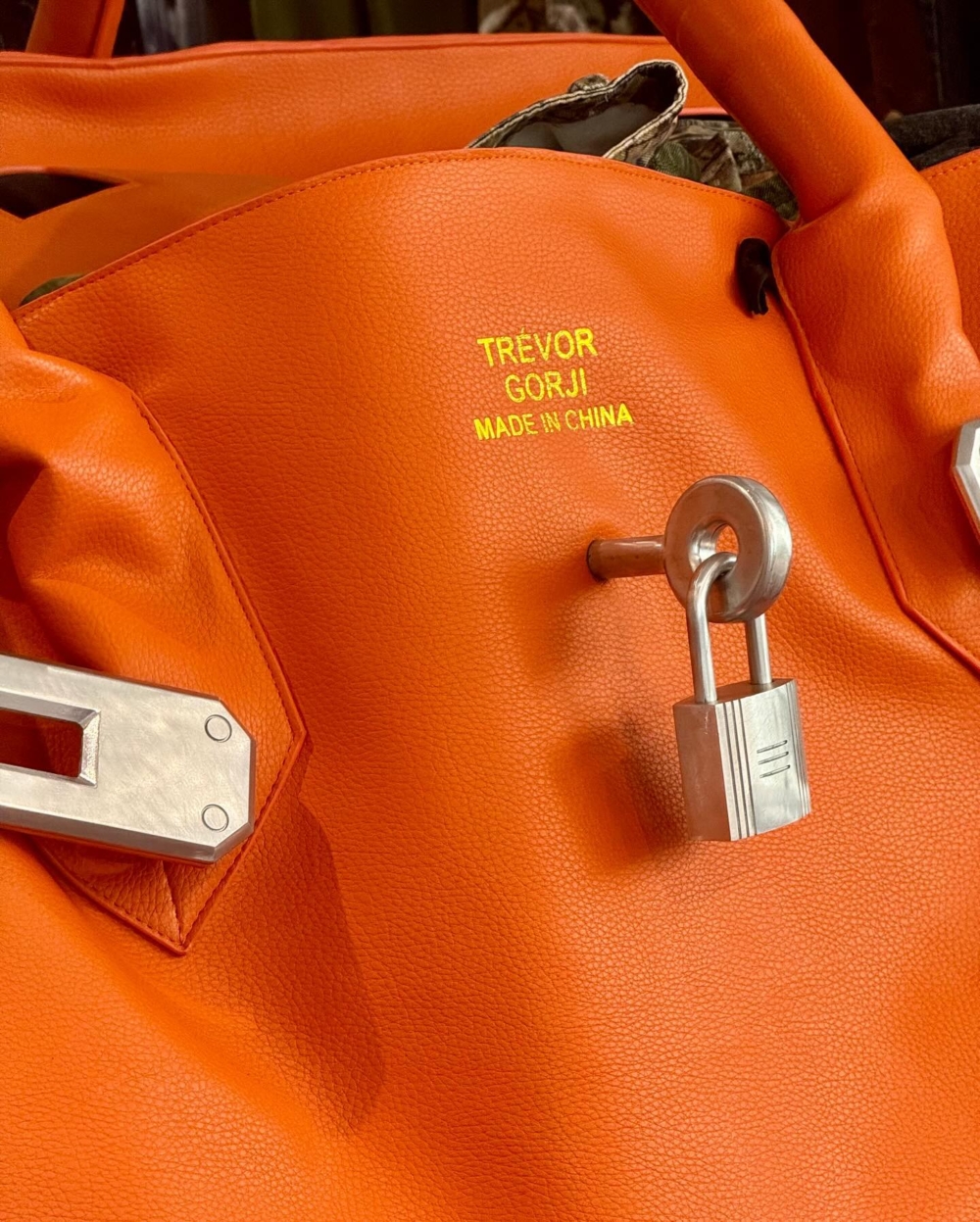 包款正面的巨大鎖頭設計也還原