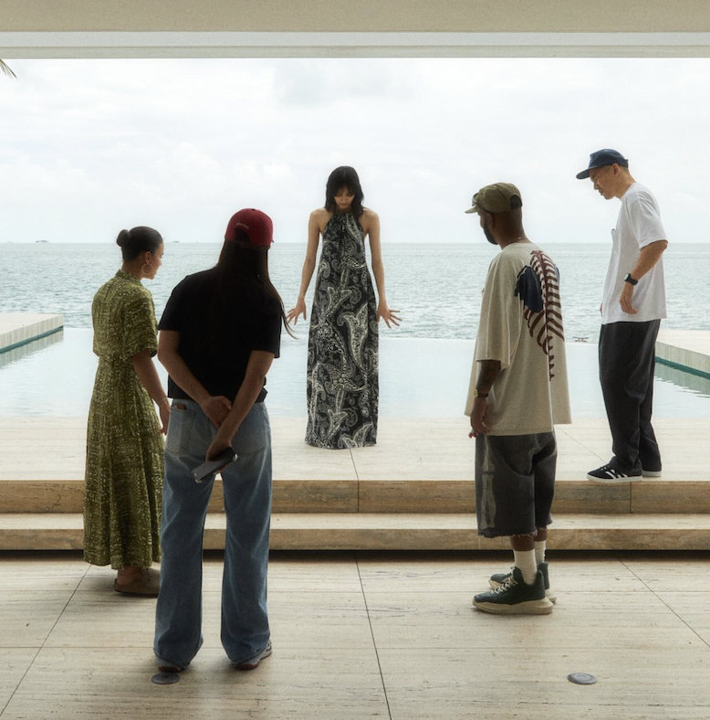 Lisa為KITH Women拍攝形象照的幕後照。