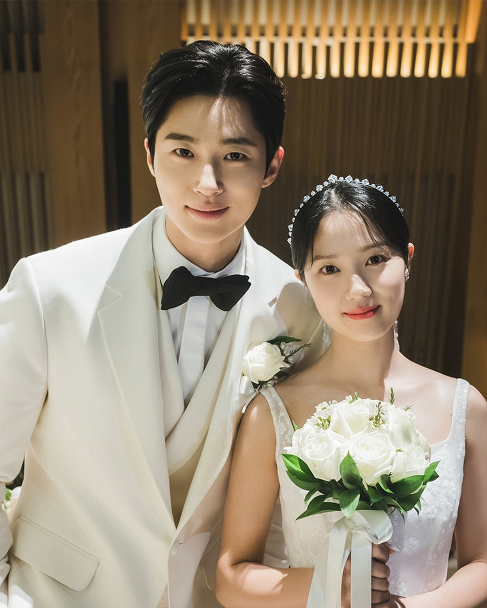 女主角金惠奫則是穿上一件來自Mark Ingram’s Bridal Gown Atelier的設計