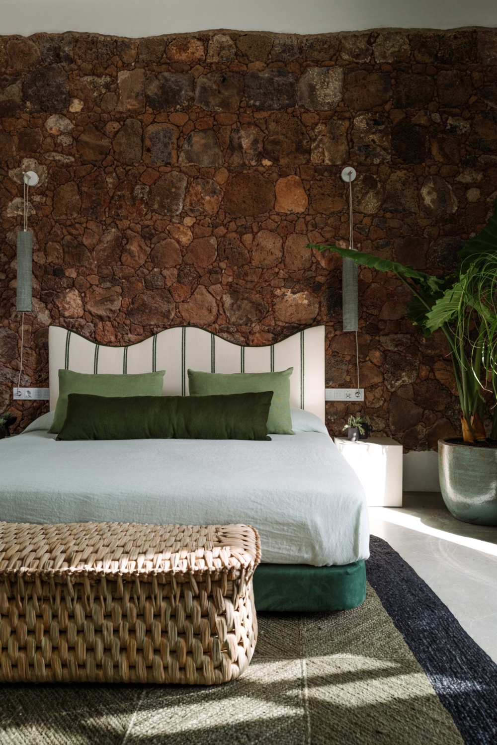 房間內的設計也是以白色與綠色為主。