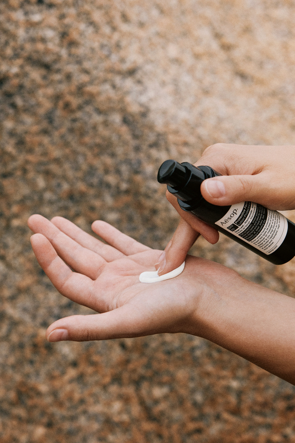 Aesop 防曬面部乳液 SPF50。