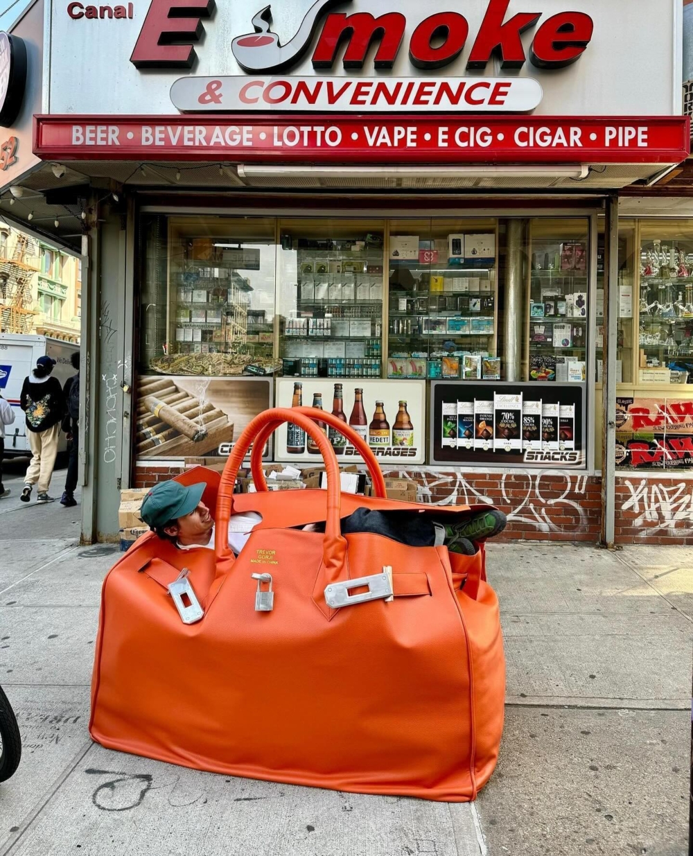 推出充滿怪趣味的巨大話Hermès Birkin包款