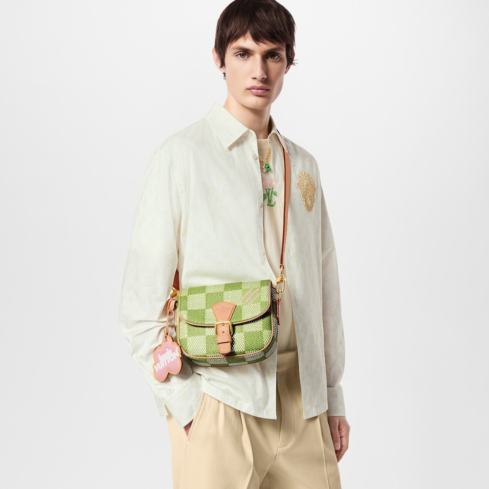 模特兒演繹Montsouris Messenger。