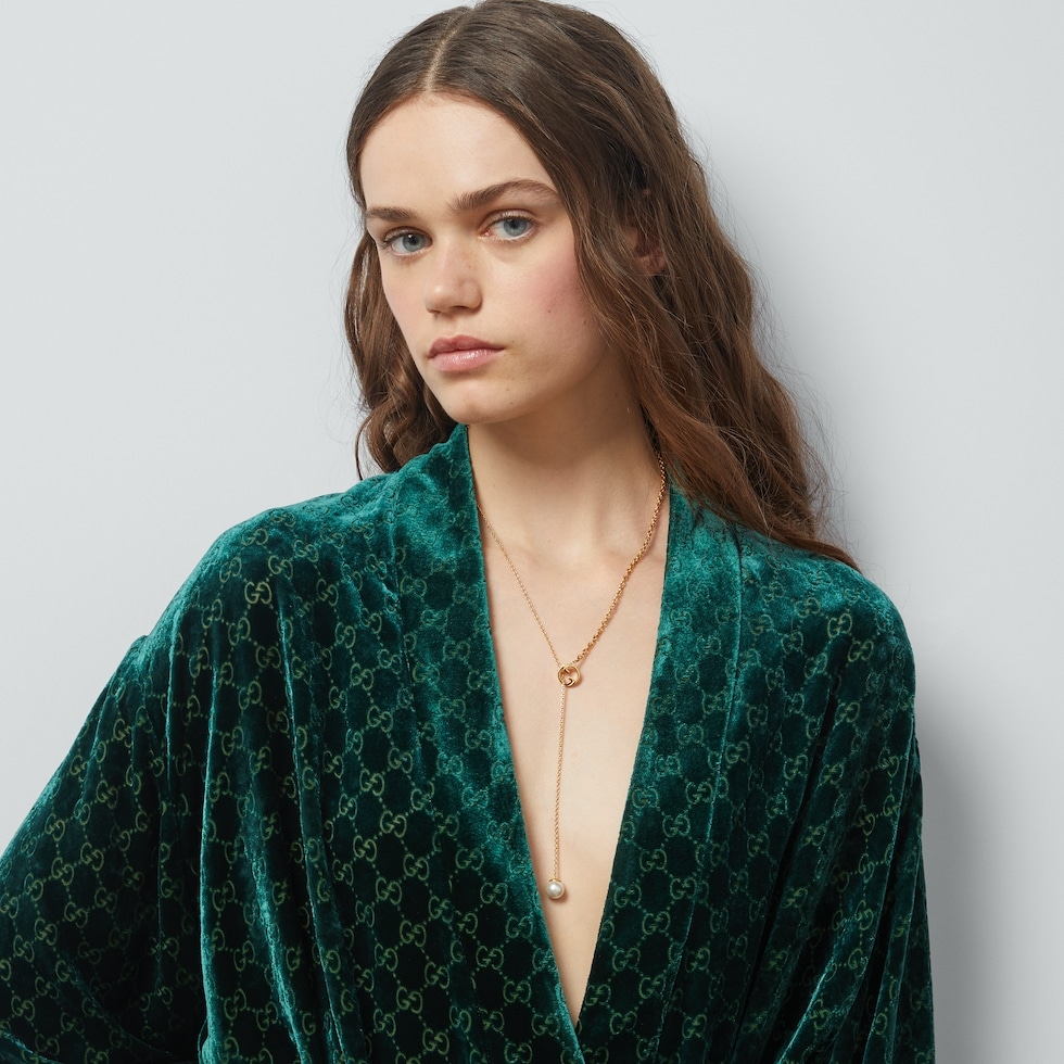 模特兒演繹GUCCI BLONDIE PEARL DROP NECKLACE。