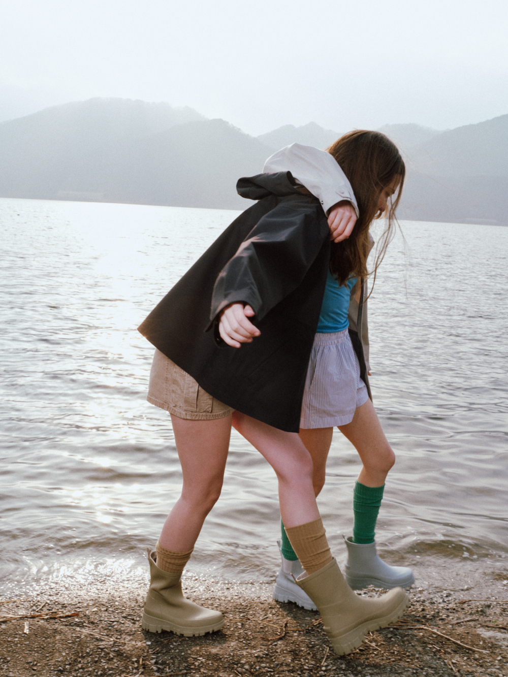 搭配上長襪看起來也相當時髦。