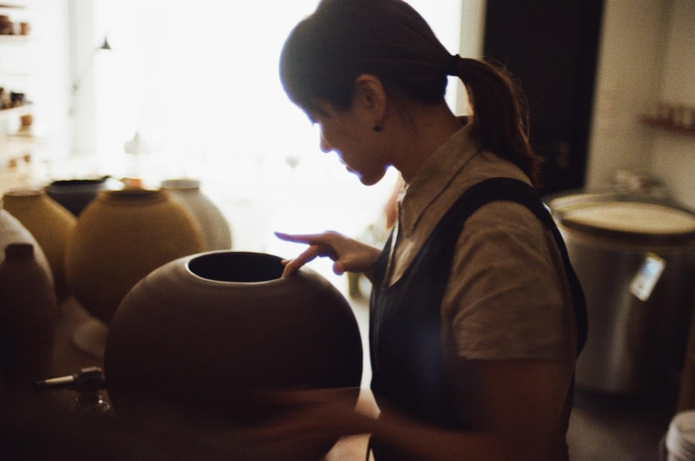 相較完美的陶器，林嘉欣更愛用手捏陶