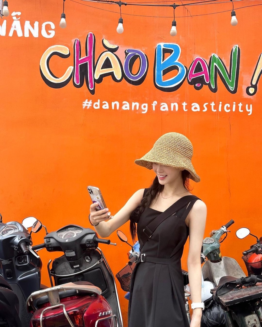 基本款黑色洋裝搭上編織帽，氛圍感滿分