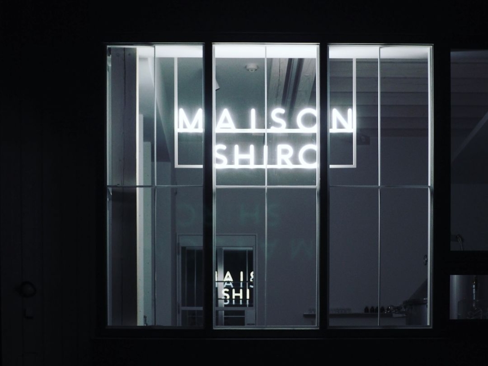 SHIRO近日竟直接跨足旅宿業，在北海道長沼町打造一棟純白建築「MAISON SHIRO」