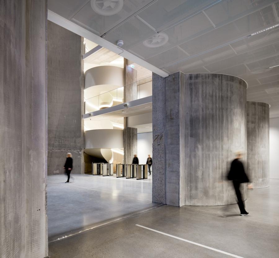 光線自頂部灑落照亮了內部的混凝土空間