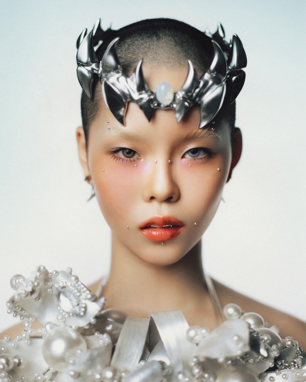 加上金屬色的配件點綴也沒問題