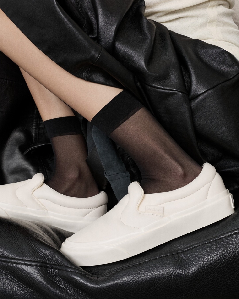 傳統的帆布鞋面被優質皮革取代，賦予鞋款光滑的觸感