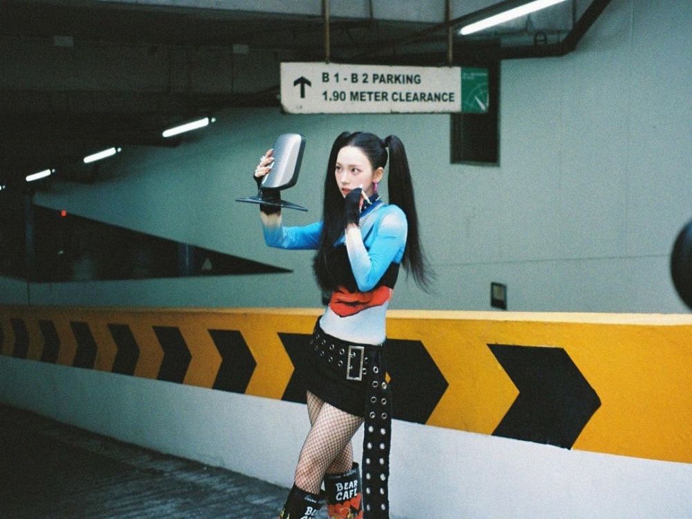 彩色撞色也是Y3K重點之一