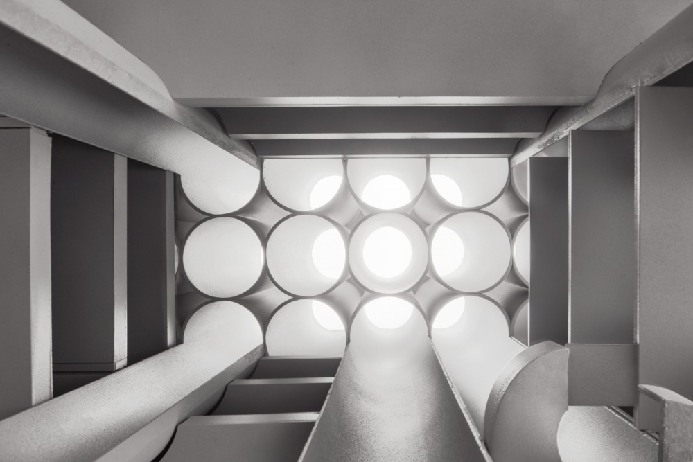 透過結構分割成為螺旋狀的階梯聯通各處空間