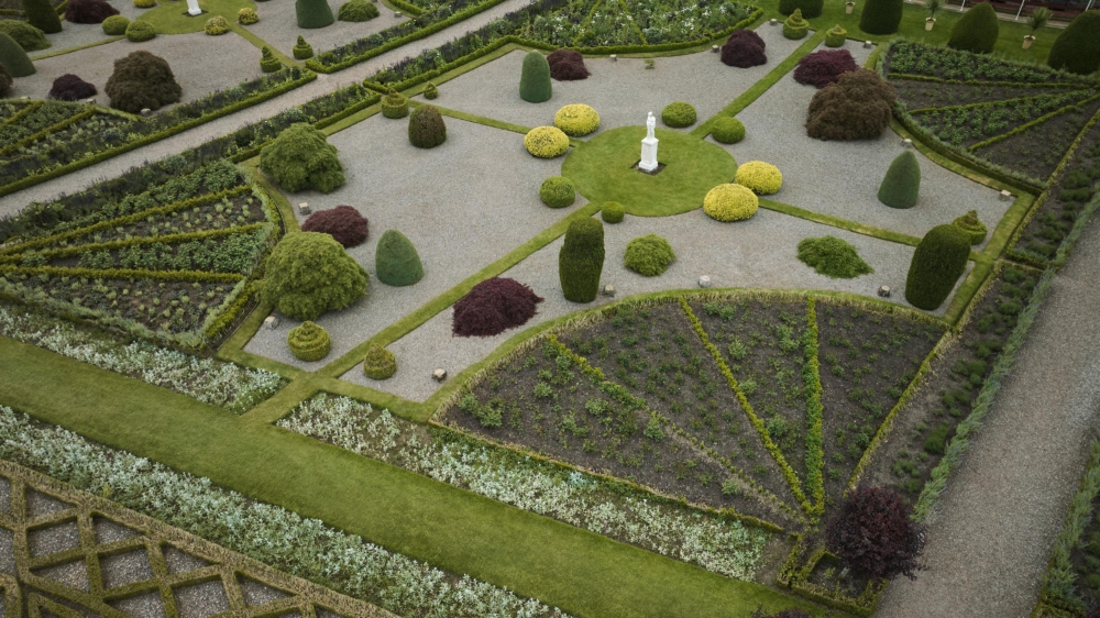 能俯瞰古堡花園風光