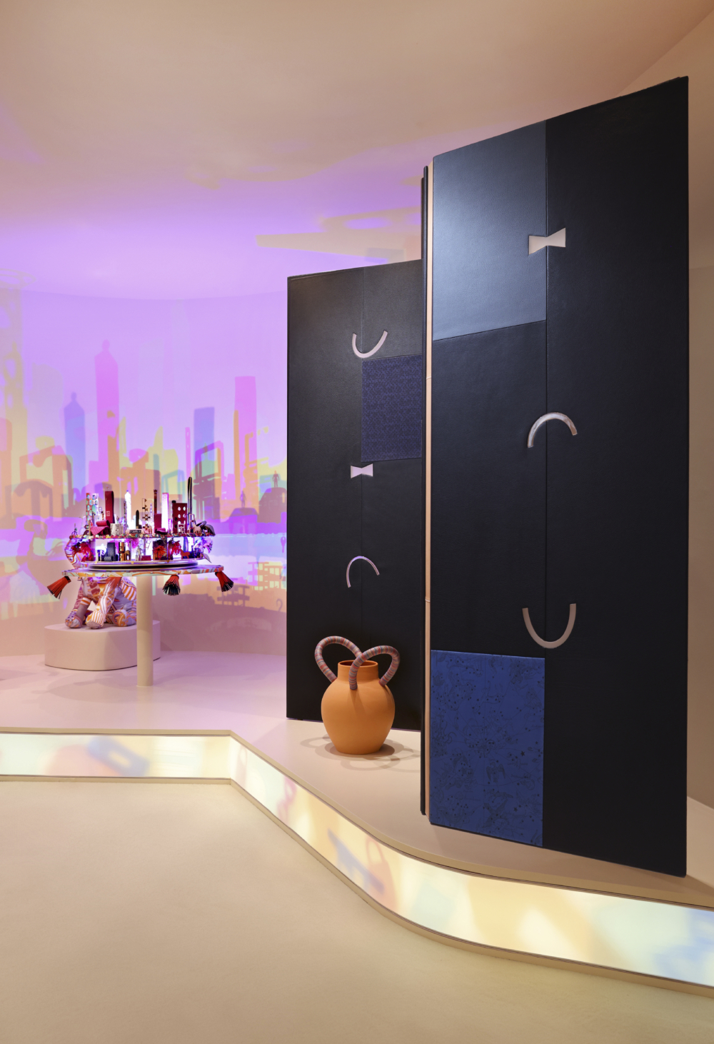 大型屏風上拼接深藍色、棕色、天藍色等方形色塊