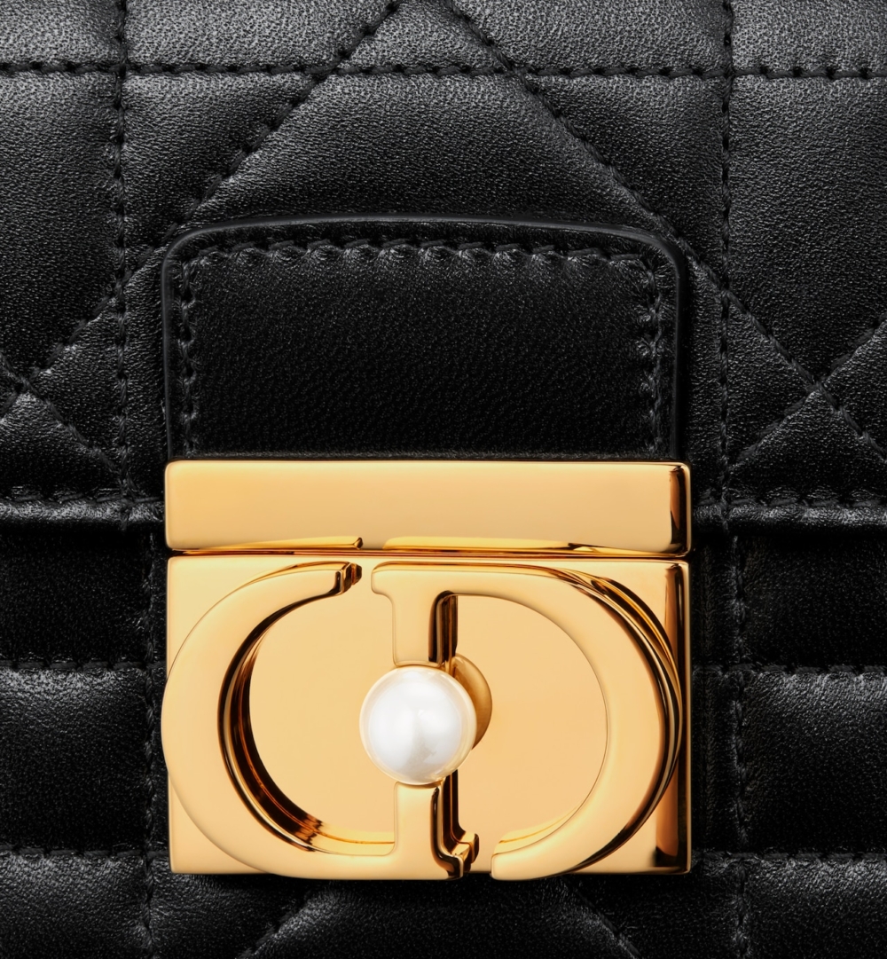 手袋推出有黑色與白色的選擇。