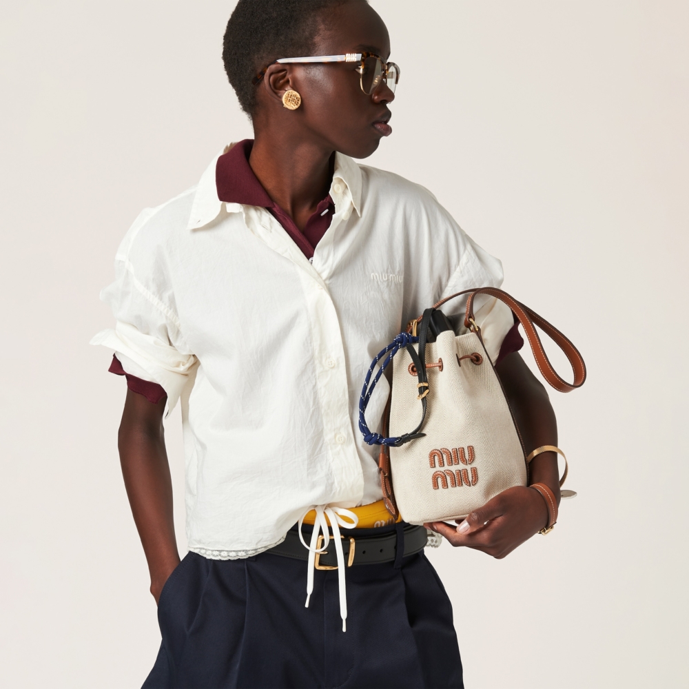 Canvas and leather bucket bag無論手提肩背都很適合