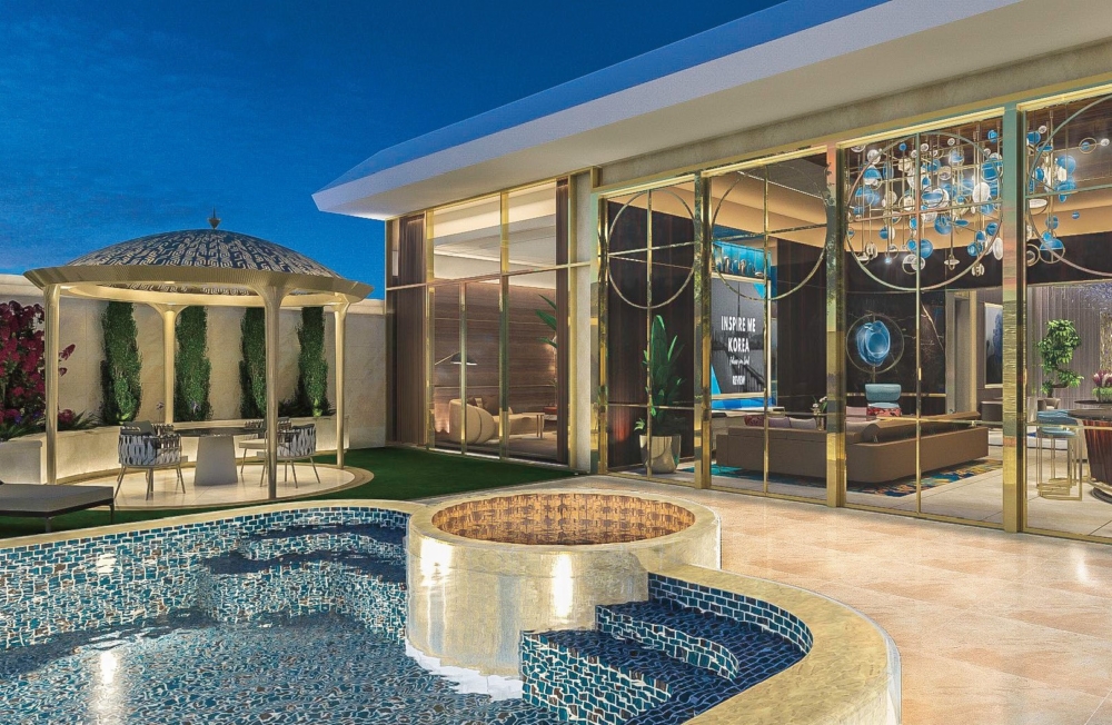 配有高級水療中心、健身房、室內游泳池