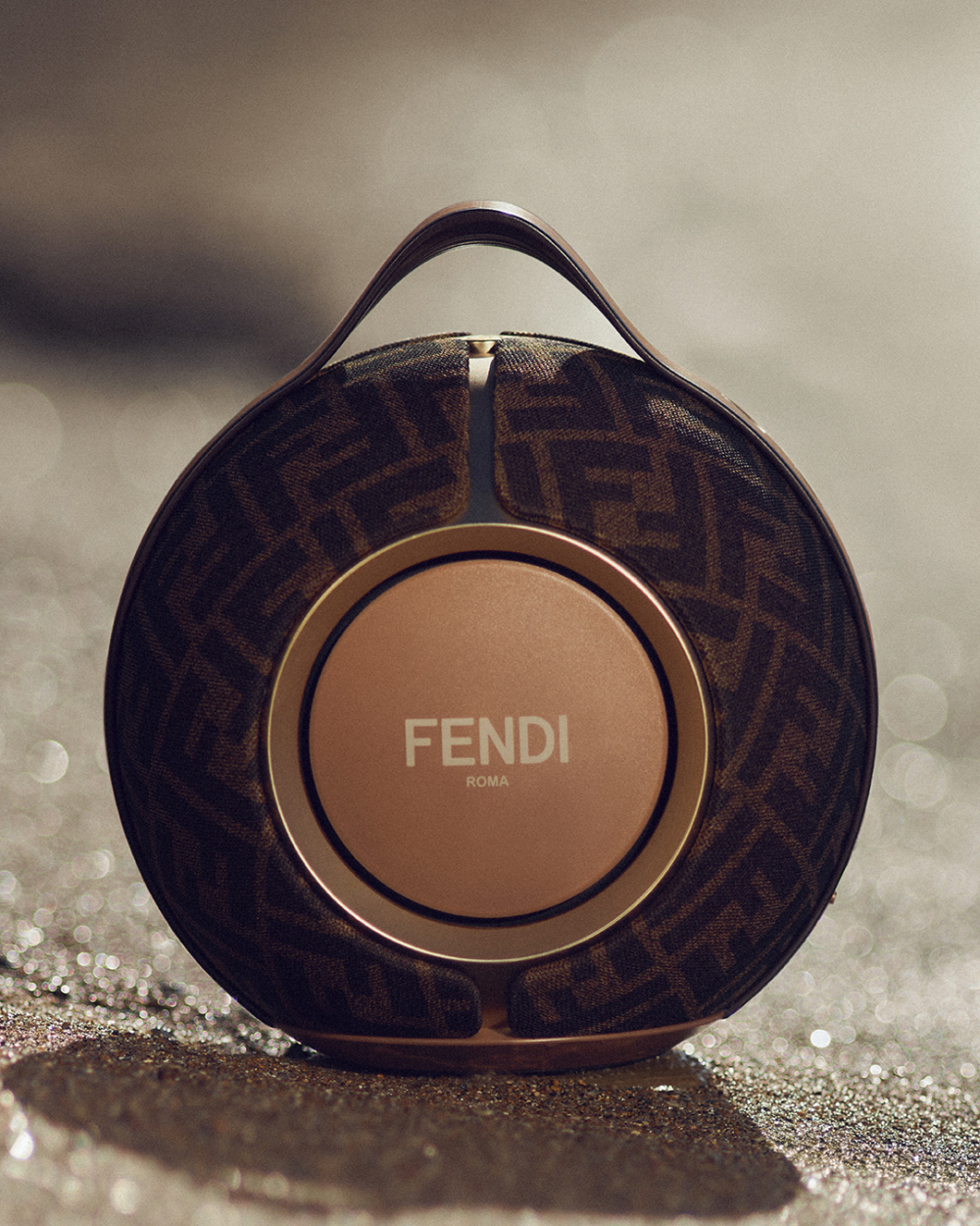 宛如迷你小巧的小包，提在手上也能成為時髦配件