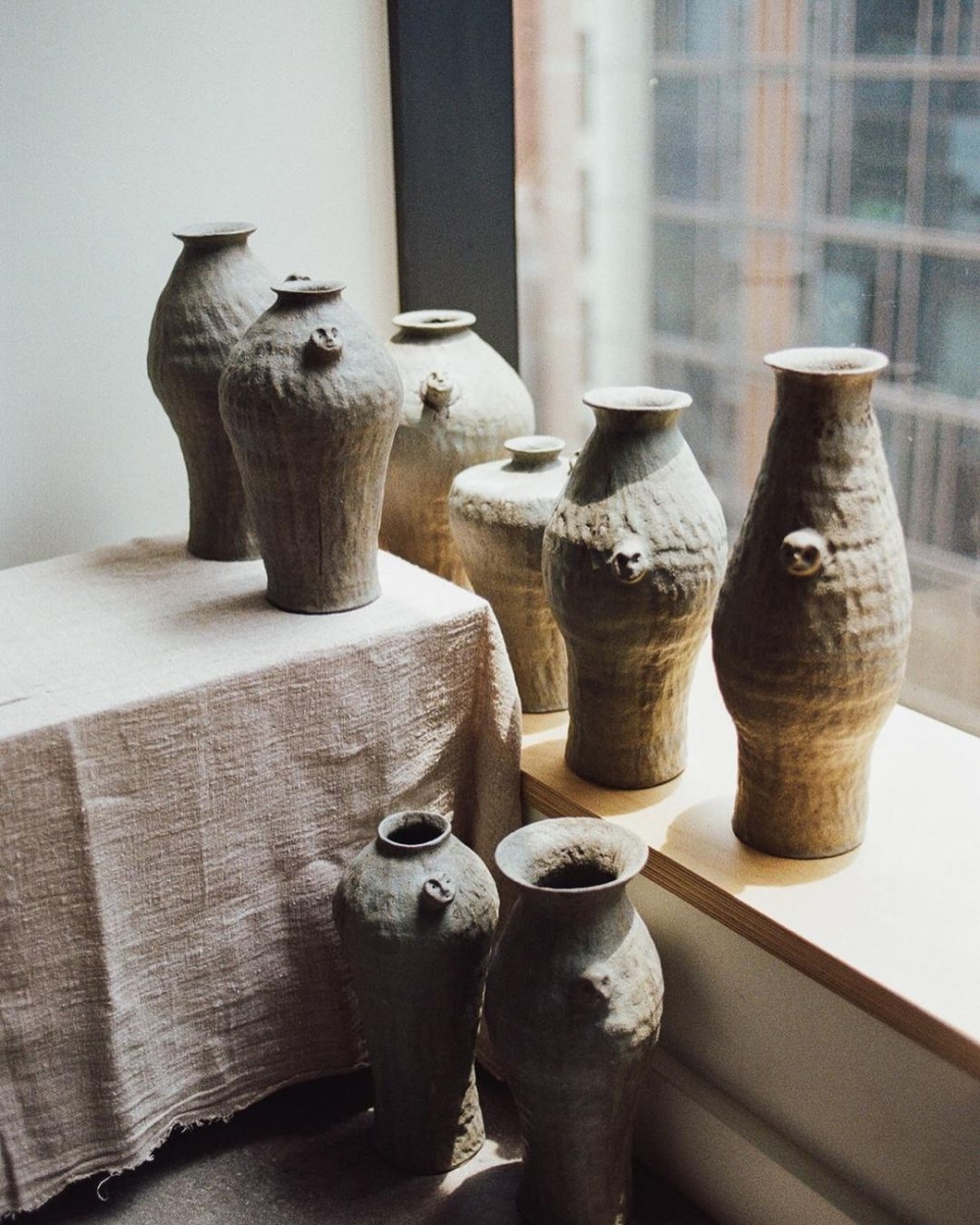 本次展出的作品＜人仔花器＞上有許多趣味的小表情