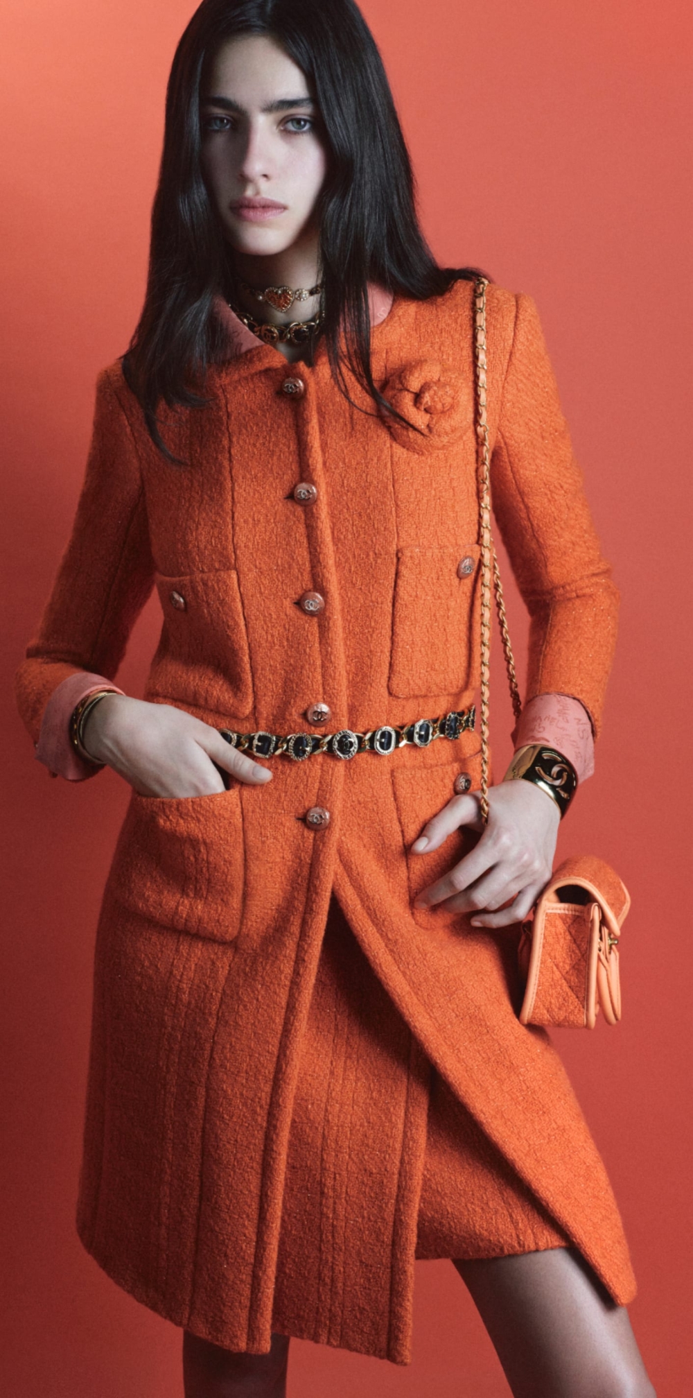 模特兒演繹CAMELLIA橘色。