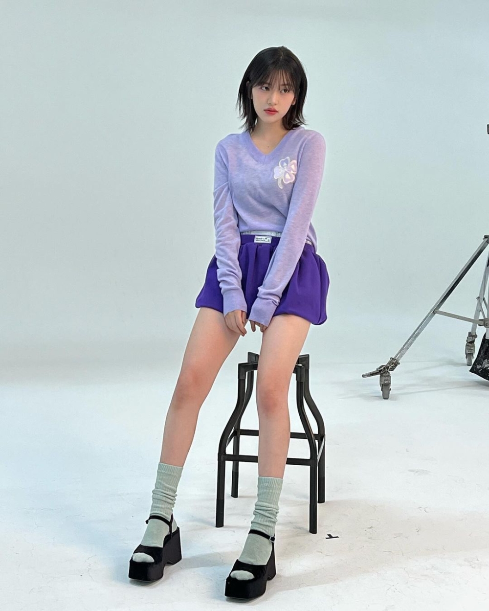 安俞真身穿紫色系，用深淺色搭出層次感