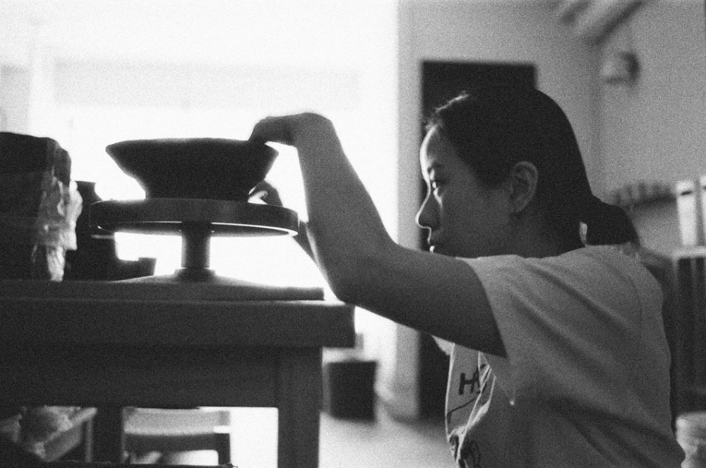 展覽中的作品使用手捏陶的創作手法，讓作品多了捏塑的痕跡