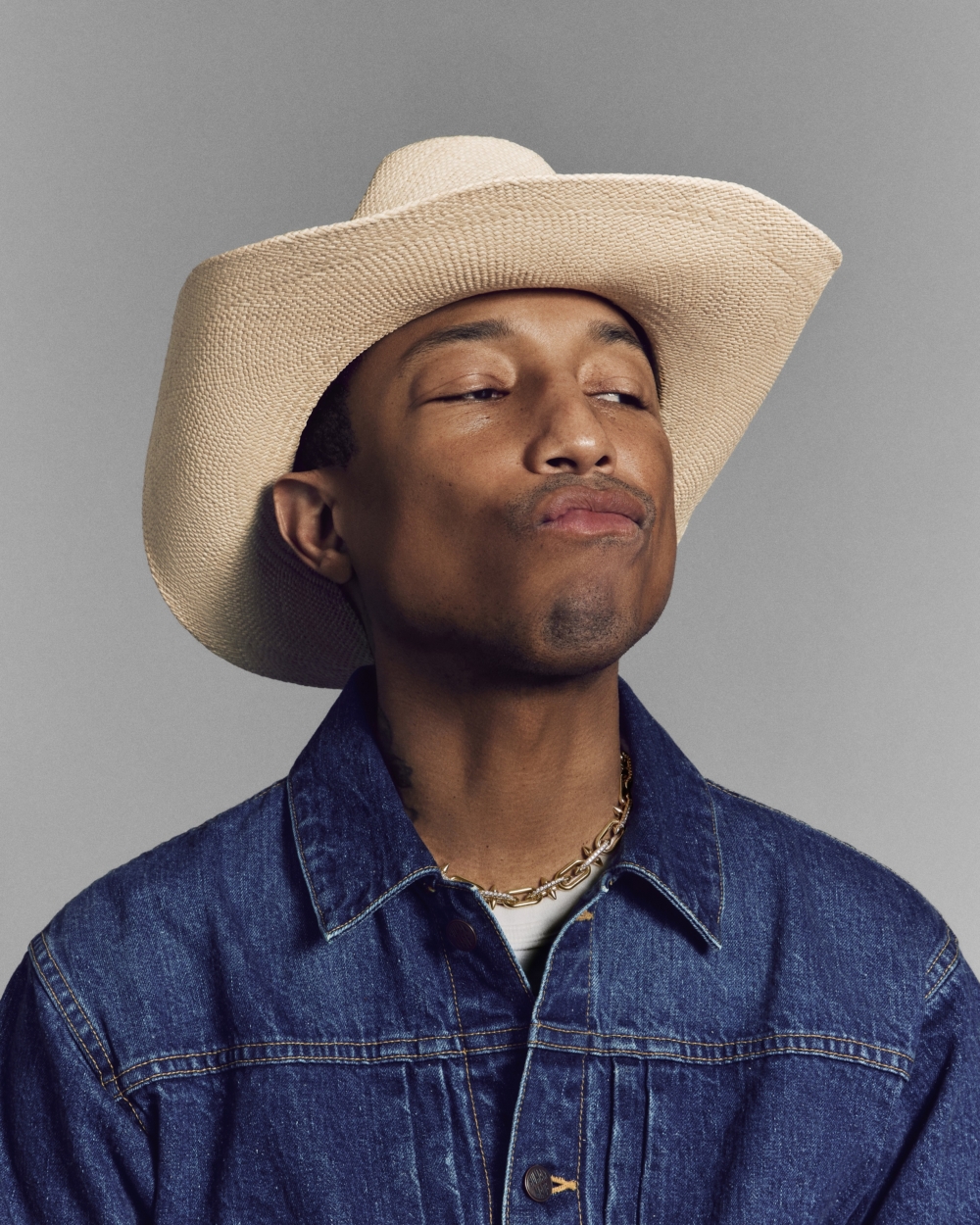 Pharrell在形象大片中配戴18K黃金鑽石項鍊