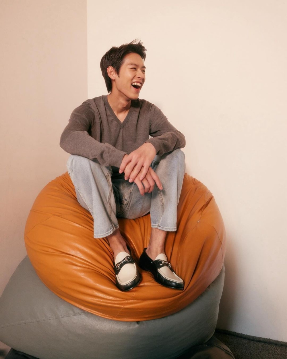 Billkin有著一單一雙的眼睛、開朗笑容和深邃酒窩