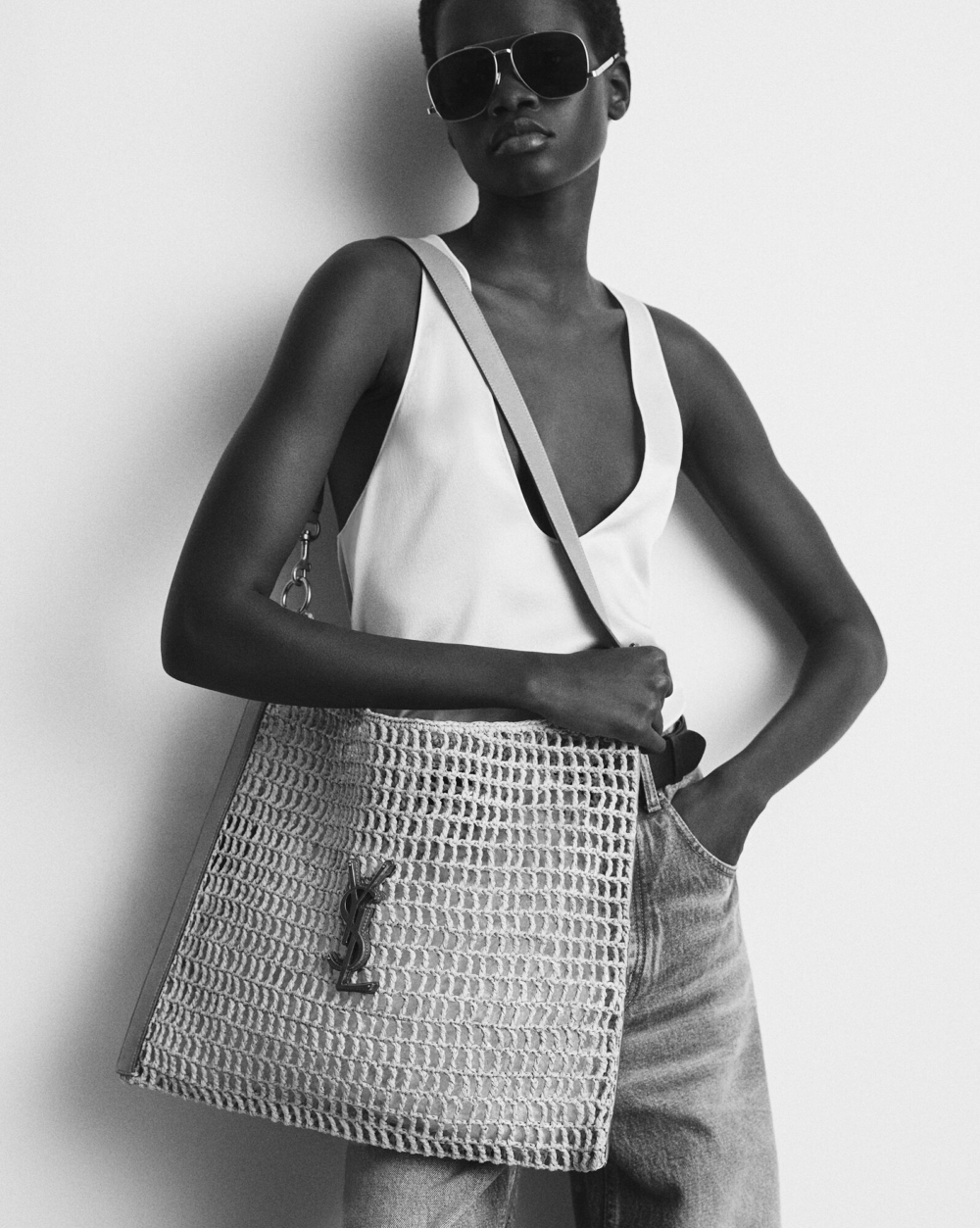 模特兒詮釋OXALIS BAG IN RAFFIA MACRAMÉ。