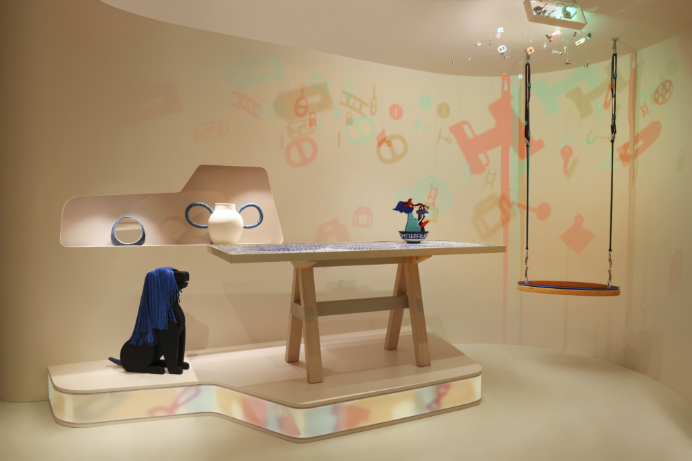 表面上使用Bleus d'Ailleurs瓷器餐具的碎片拼接而成