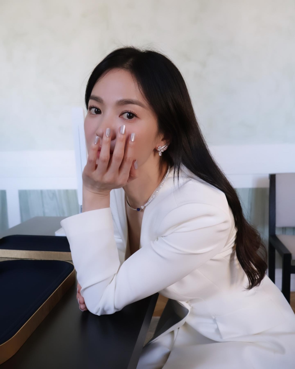 宋慧喬擦上了銀白色指彩，在不同光線及角度閃耀出低調璀璨光芒