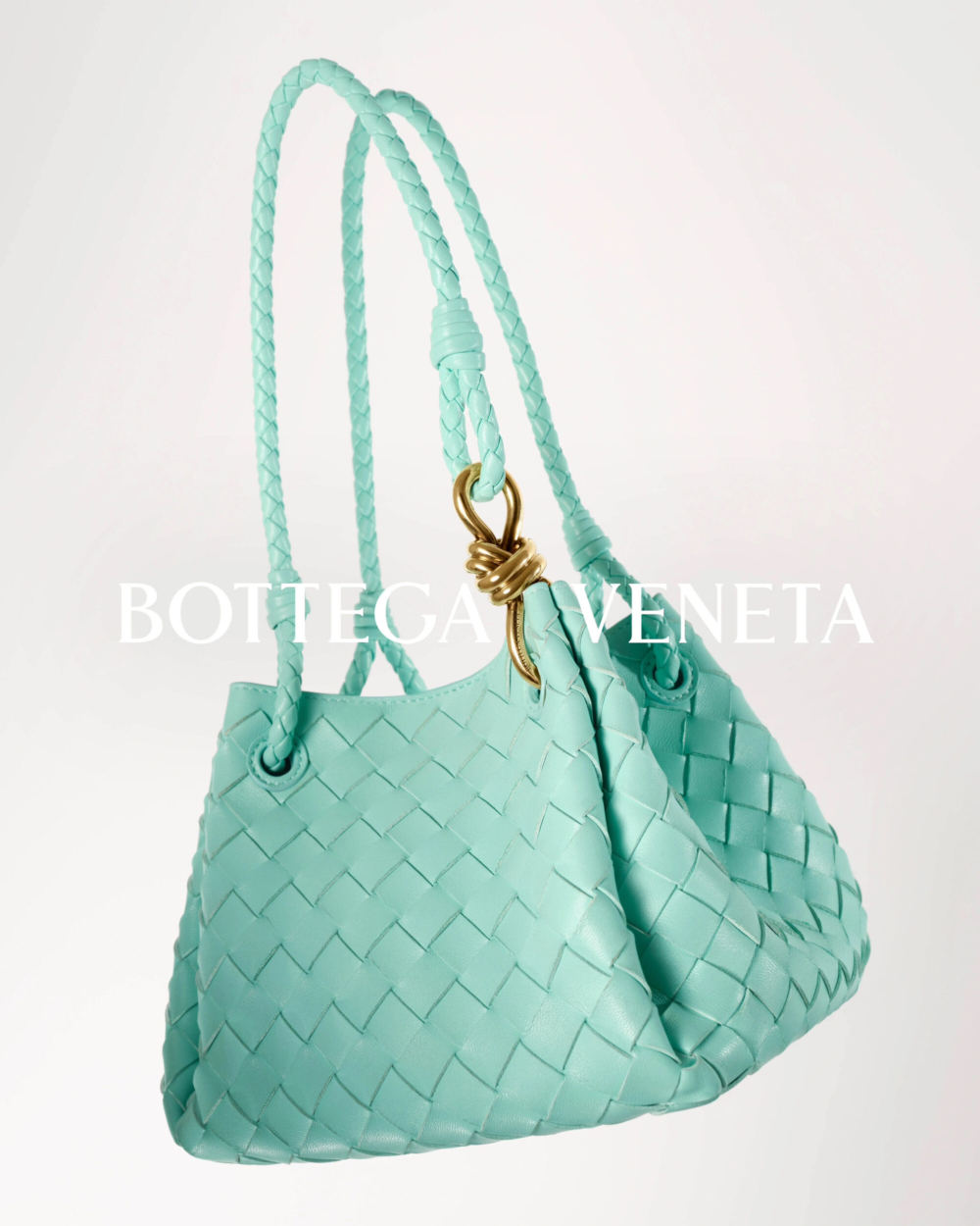 Bottega Veneta Small Parachute形象廣告照。