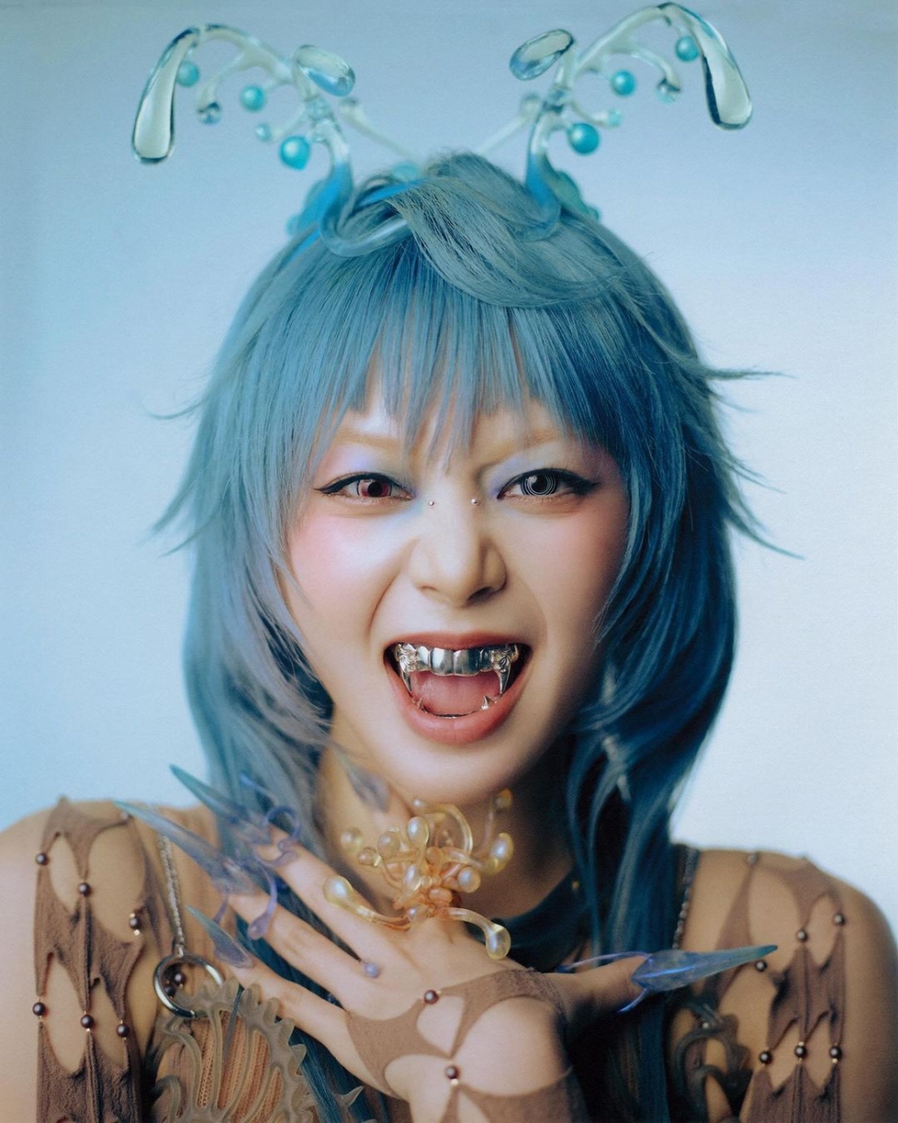 彩色透感的飾品是Y3K的重點之一