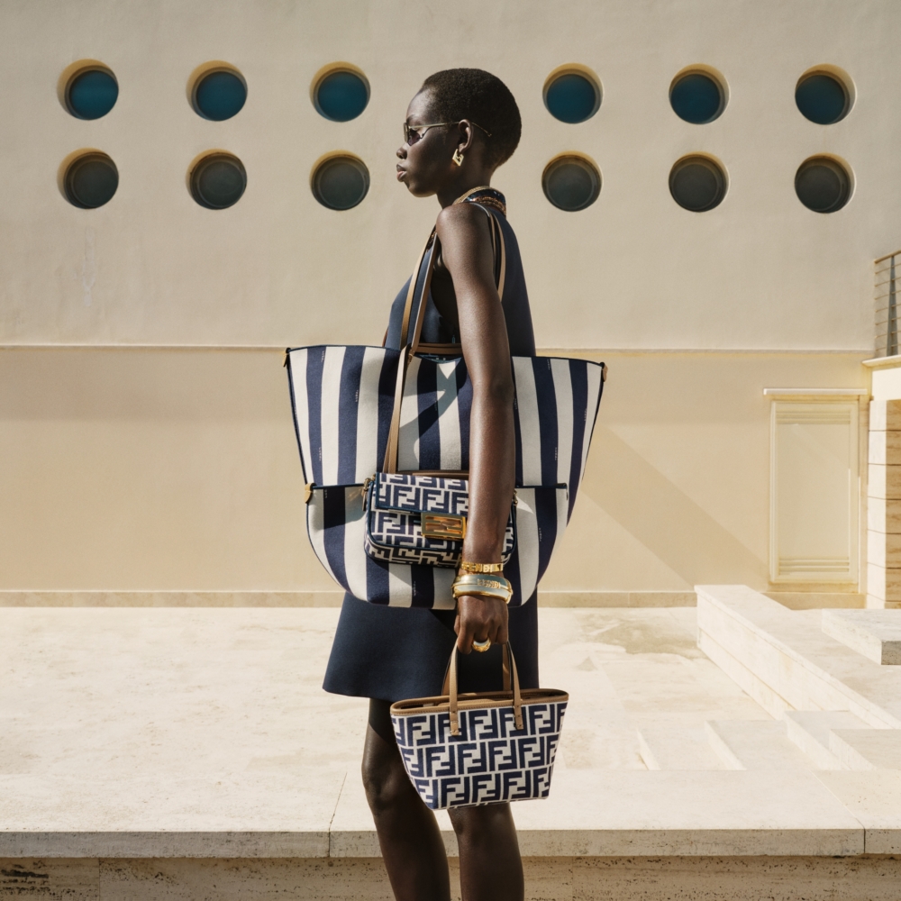 FENDI全新的Roll包款。