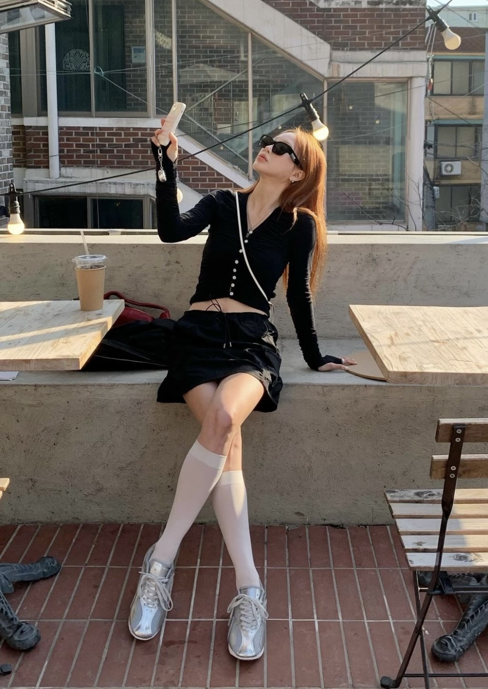 是輕薄的針織外罩搭配短版的黑色裙子。