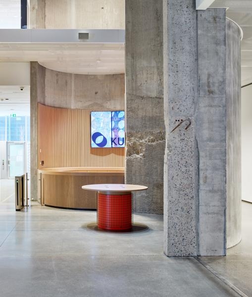 百年的糧倉內部搖身一變為展覽空間