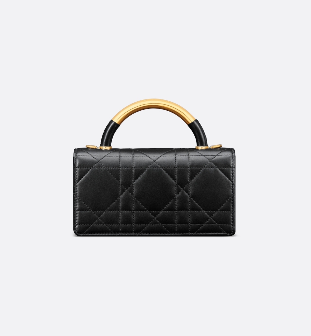 復古金色飾面金屬的硬挺頂部提把上鐫刻Christian Dior Paris標誌。