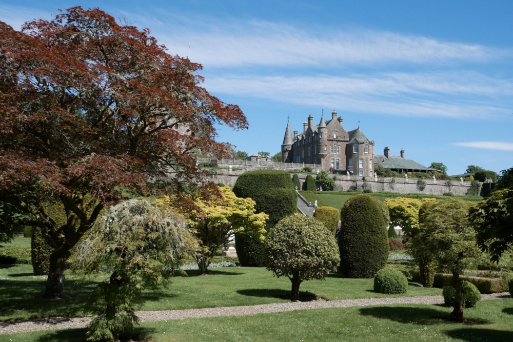 Maria Grazia Chiuri也以此為靈感打造2025早春系列致敬品牌文化。