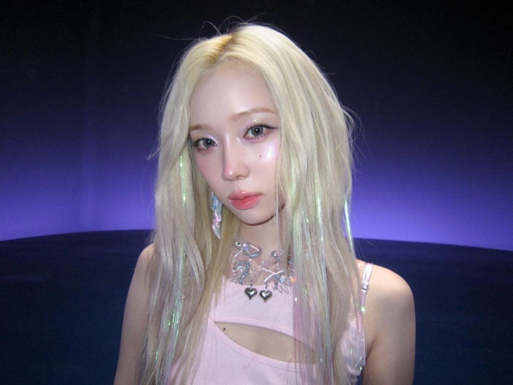 透明、流線型的浮誇飾品常出現