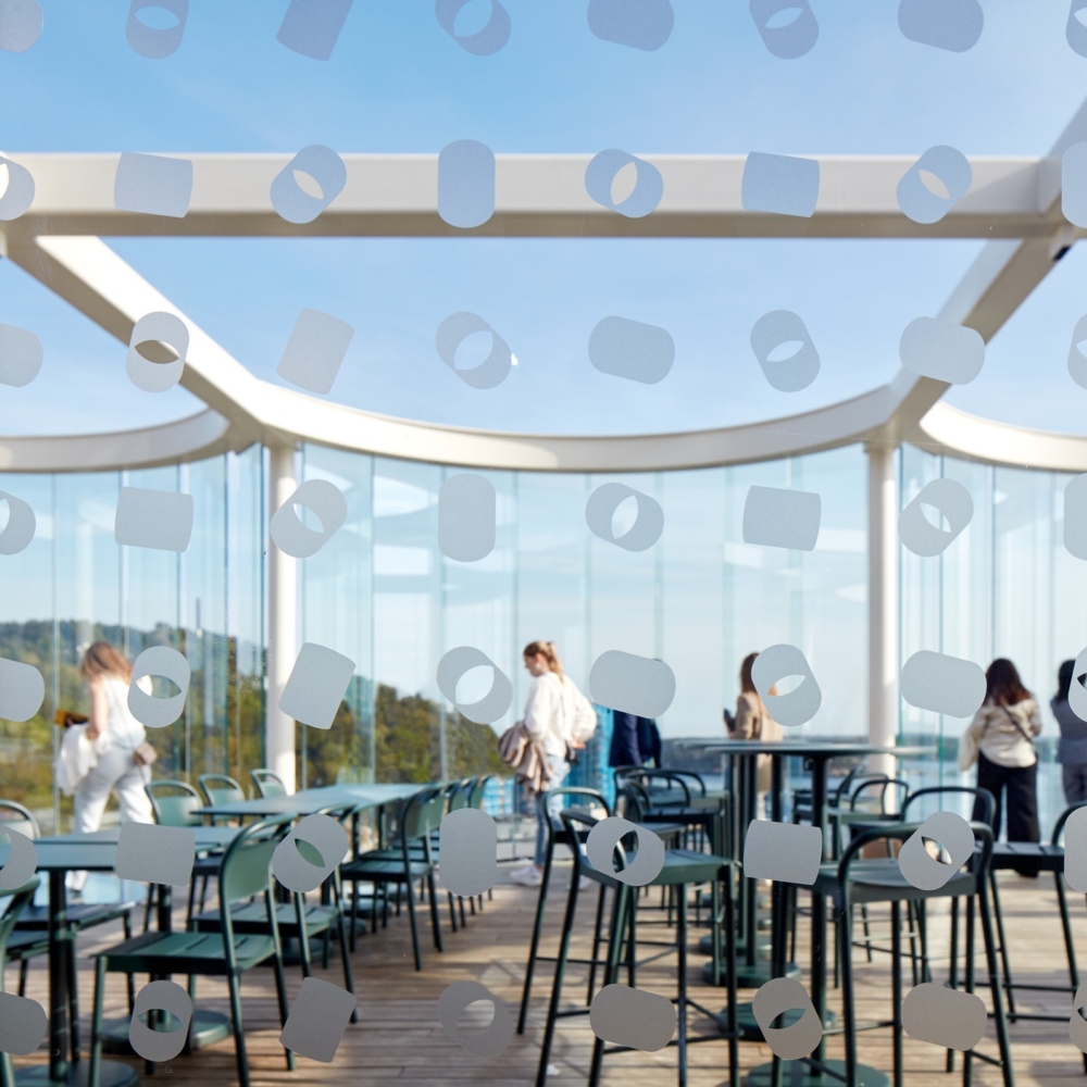 內部設有小酒館、餐廳、景觀露台等設施