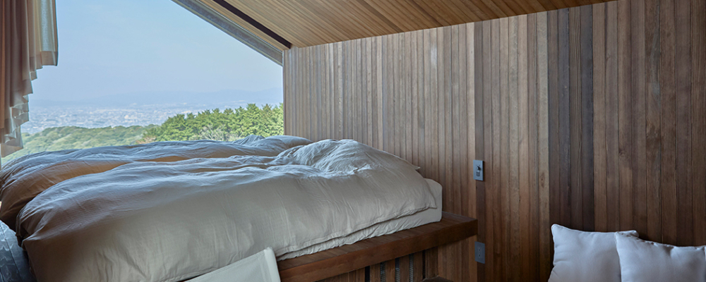 小木屋周圍樹木稀少、空間寬敞，採用開放式設計